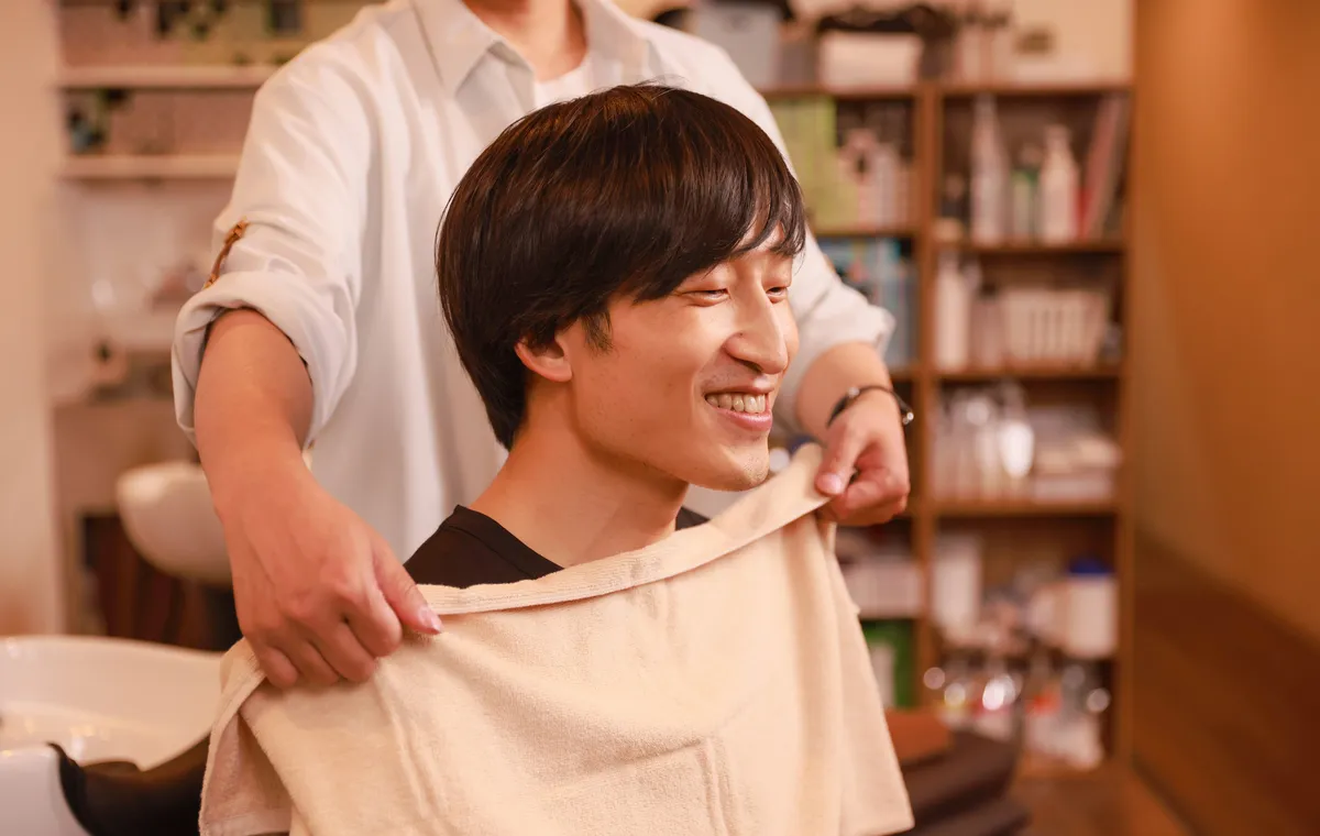 夜の日本のヘアサロン外観のサンプルサイト