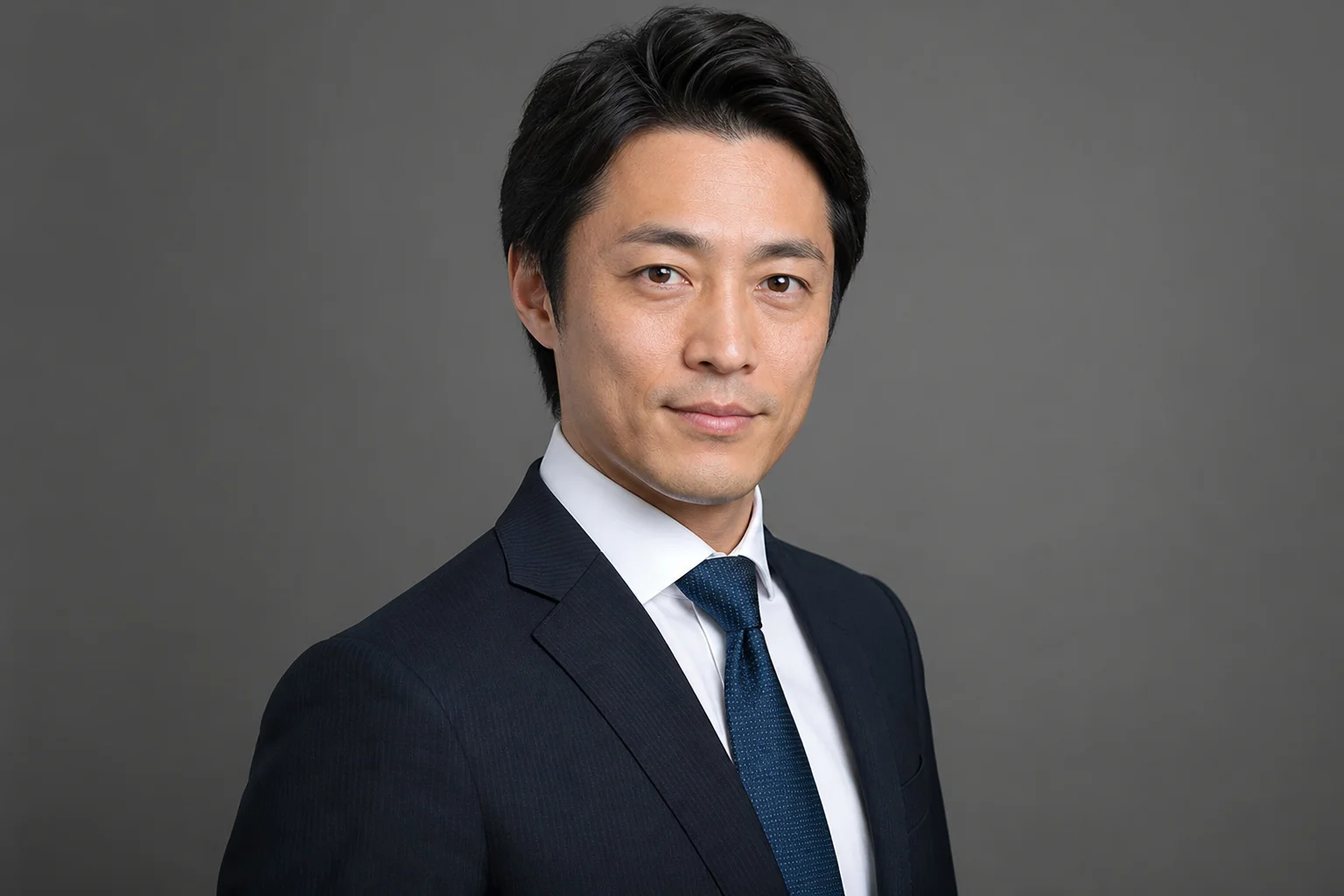 逆光で撮影された人物のシルエット